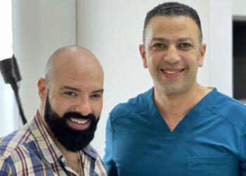 الفنان ماهرالشيخ والدكتور أحمد عبد السلام في المجمع الملكي الطبي في مسقط