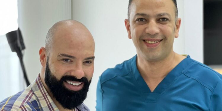 الفنان ماهرالشيخ والدكتور أحمد عبد السلام في المجمع الملكي الطبي في مسقط