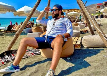 الفنان حيدر أحمد بنشر أحداث إطلالاته في وادي قنديل السياحية