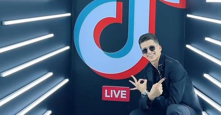 كريم كروبي..يحصد جائزة الأرقام القياسية لتطبيق تيك توك