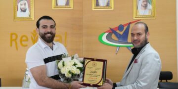 الفنان حيدر أحمد مكرماً في مركز العين لرعاية وتأهيل المعاقين.. في الإمارات …