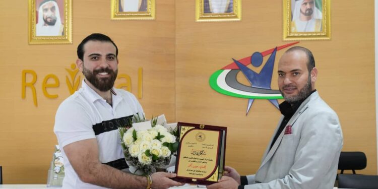 الفنان حيدر أحمد مكرماً في مركز العين لرعاية وتأهيل المعاقين.. في الإمارات …