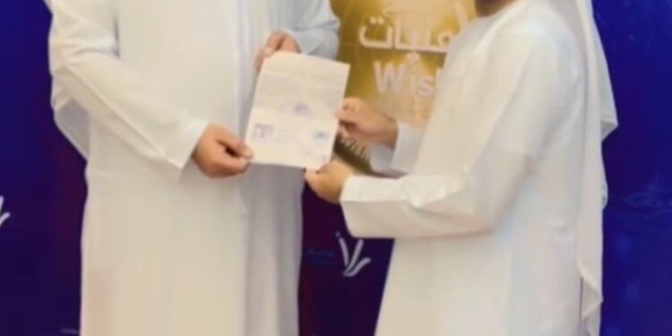 الفنان الإماراتي احمد القبيسي يكرم في مؤسسة امنيات جواز فخري جنسيتي إنسان في دبي