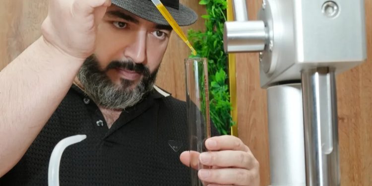 “خبير العطور محمد فؤاد الحراكي يفتتح محل ‘البراق للعطور’ في الشارقة: تجربة فريدة تجمع بين البيع والتركيب”